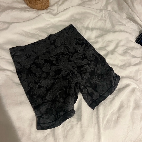 Gym shark shorts in camo - Picture 2 of 2